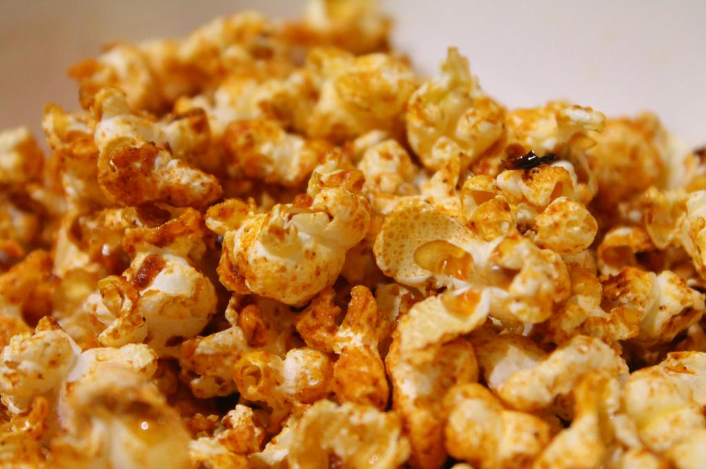 Медовый попкорн с ароматной специей карри: пряная закуска дополнит просмотр интересного фильма