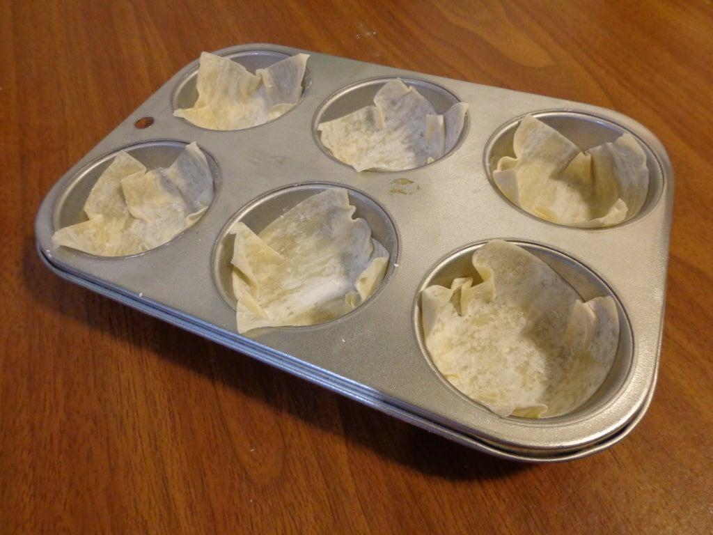 Закусочные кексы а-ля итальянская лазанья: из теста формирую корзиночки и заполняю их мясной начинкой