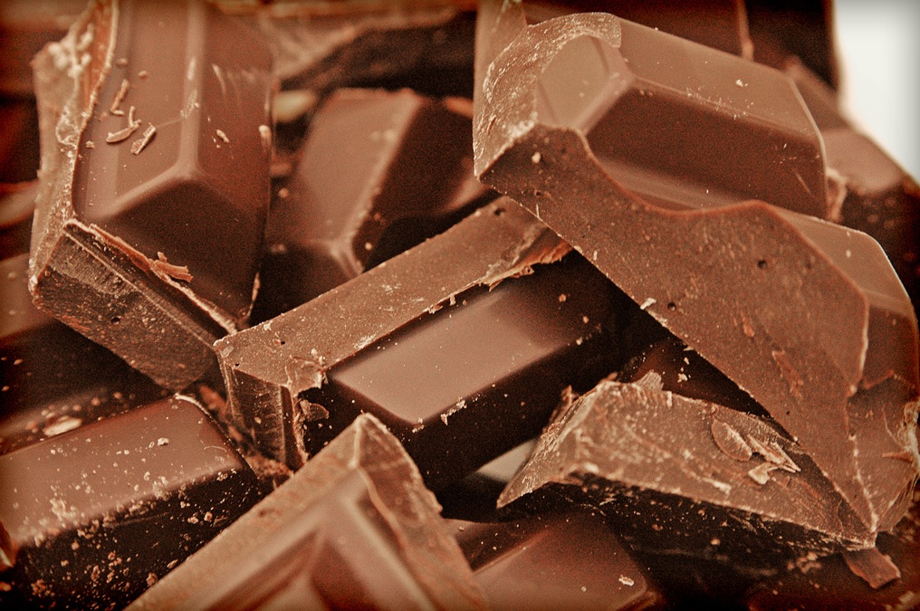 Шоколад, пармезан и не только: врач рассказал, от каких продуктов стоит отказаться людям, страдающим мигренью, и какие продукты следует включить в рацион