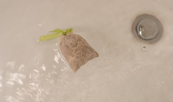 Научилась готовить себе успокаивающие травяные ванны. Они очень приятно расслабляют и для кожи полезны