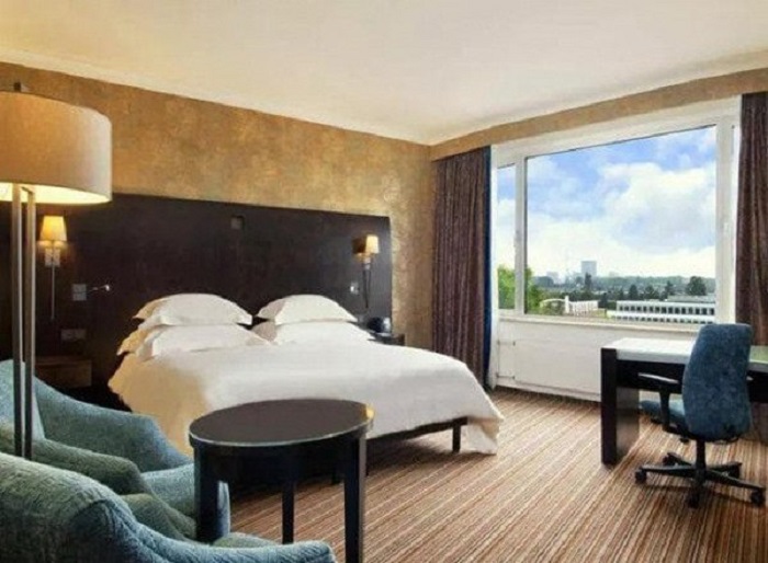 Я всегда удивлялась, почему на двуспальные кровати в отелях всегда кладут 4 подушки: оказалось, для здоровья гостей