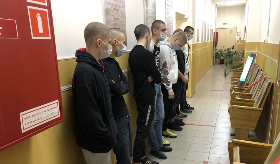 17-летняя "волонтерша" в Курской области решила помочь с призывом и заманила в военкомат 30 призывников