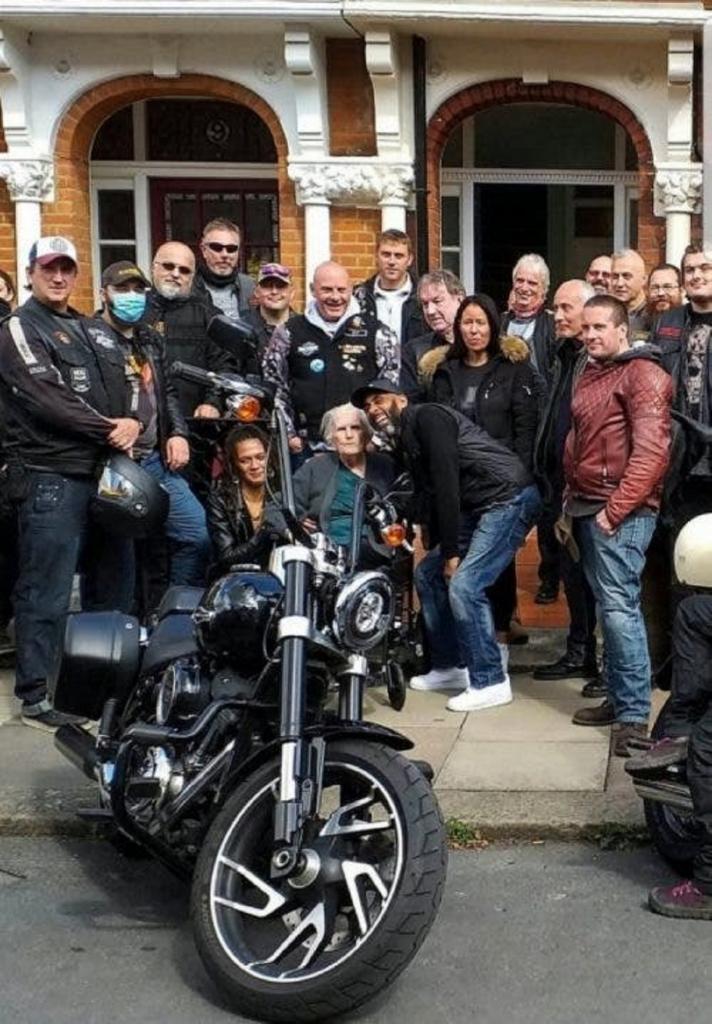 83-летняя женщина всегда мечтала о мотоцикле Harley-Davidson. Дочь решила устроить ей сюрприз и пригласила 60 байкеров