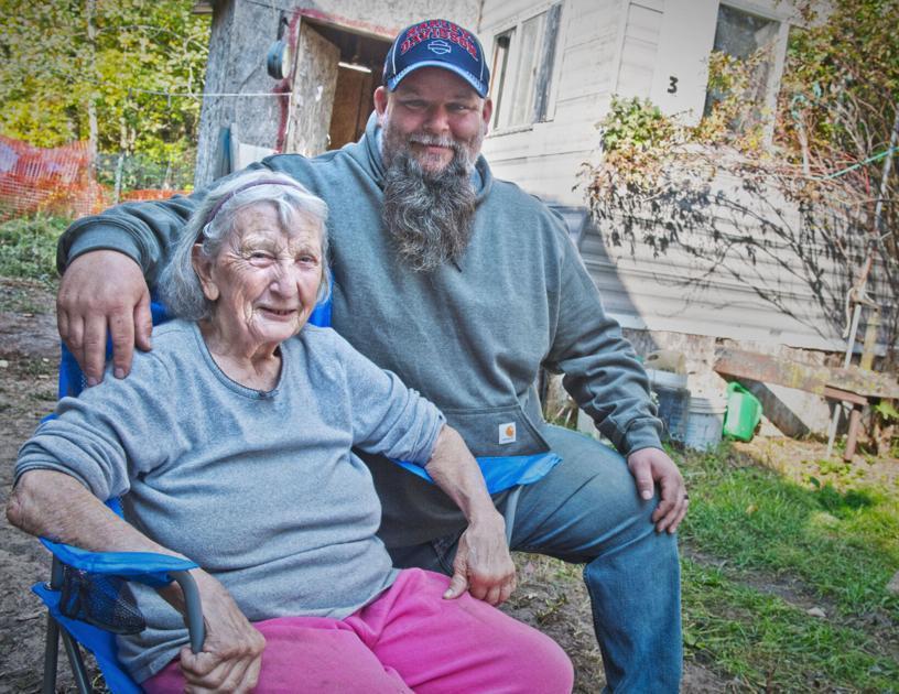 Сосед решил помочь 85-летней женщине, живущей в полуразрушенном доме