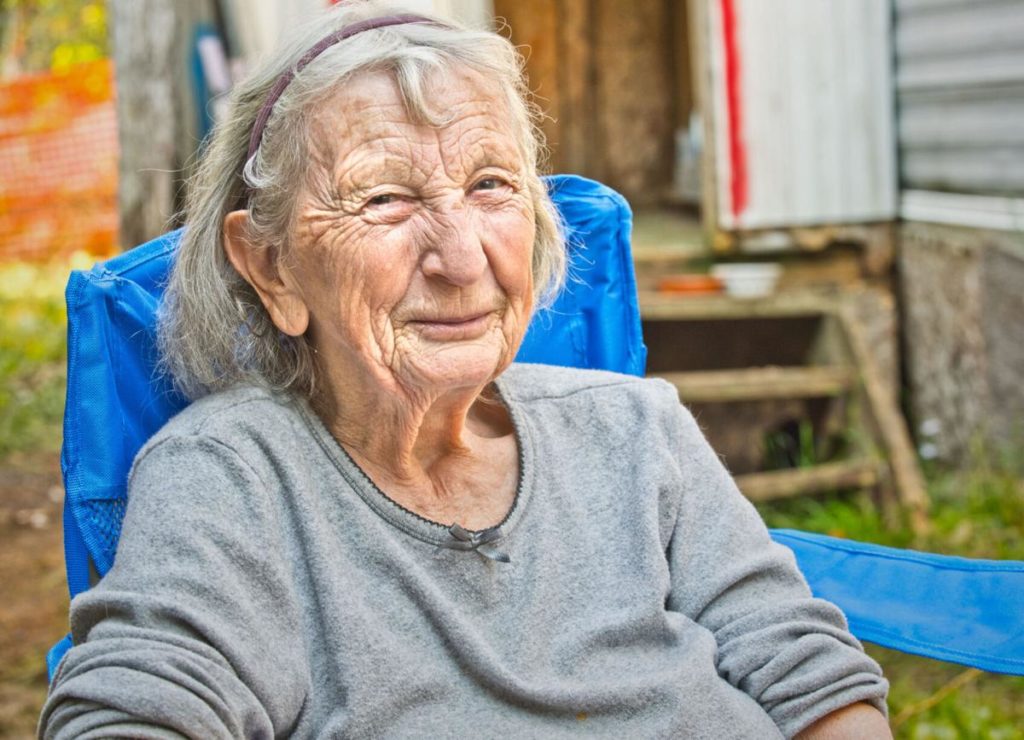 Сосед решил помочь 85-летней женщине, живущей в полуразрушенном доме