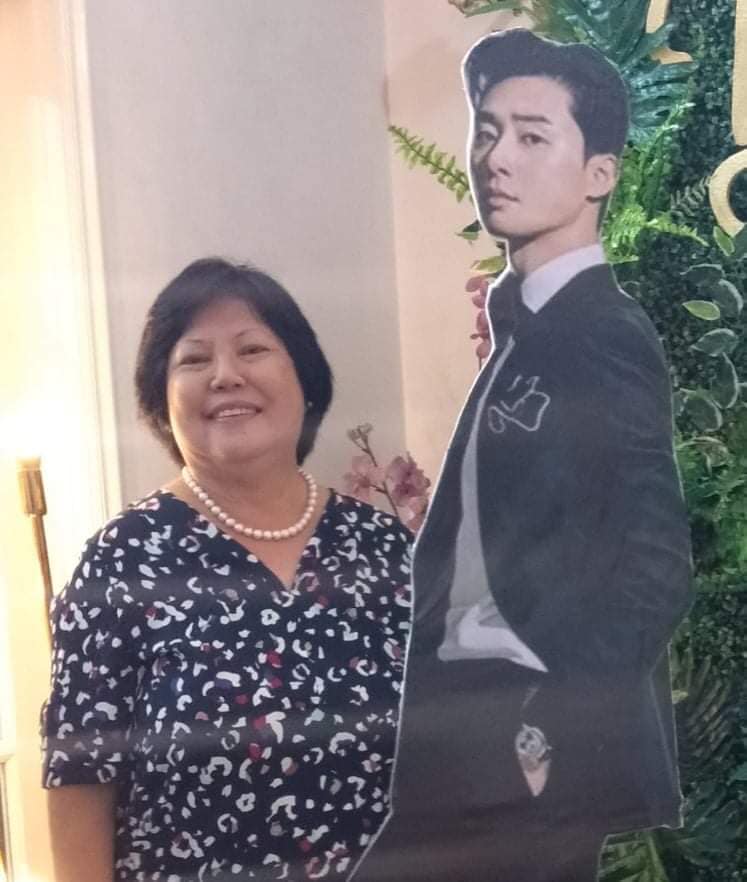 70-летняя женщина так сильно любит южнокорейского актера, что сделала его почетным гостем на своем дне рождения