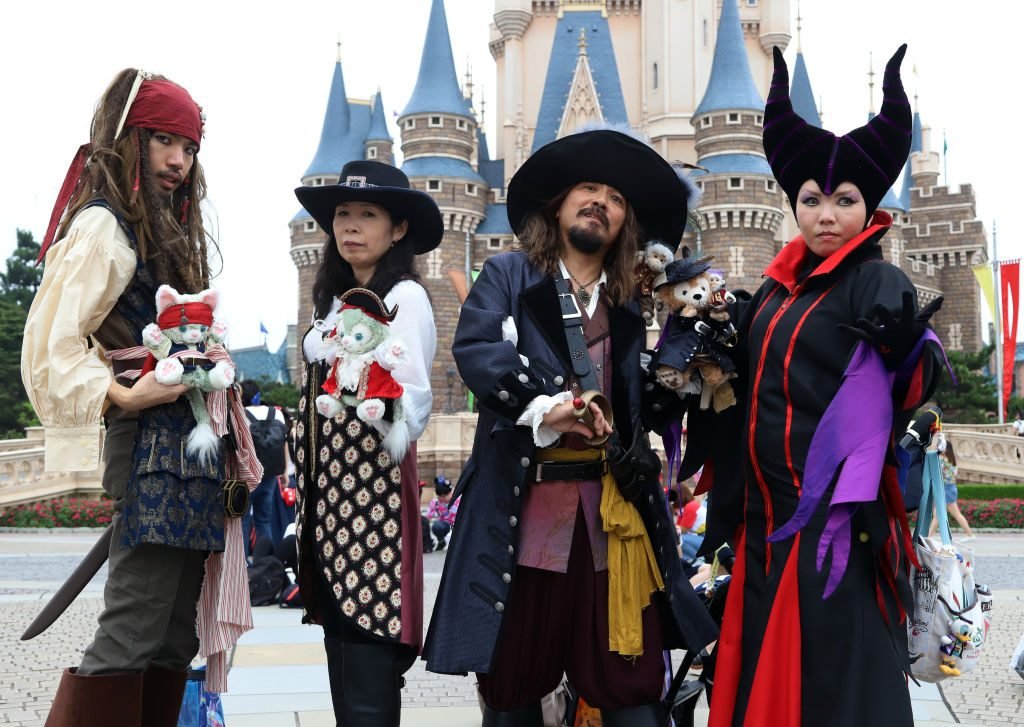 От Японии до Франции: как празднуют Хэллоуин в Диснейлендах в разных уголках мира