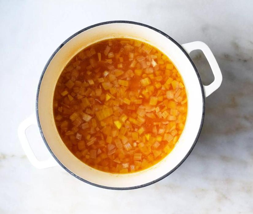 В тыквенный суп кладу побольше чеснока. Благодаря этому он получается особенно пряным и вкусным