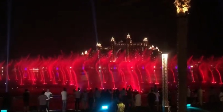 Фонтан "Пальма" в Дубае стал самым большим в мире и побил предыдущий рекорд Гиннесса: видео