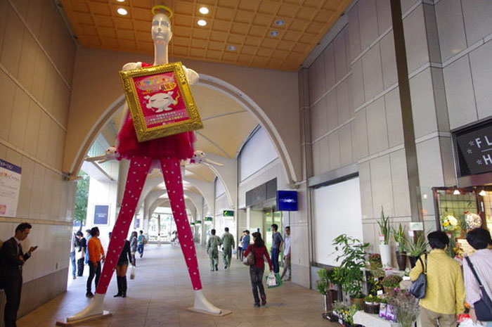 Нана-чан: гигантский манекен на входе японского универмага меняет наряды каждый месяц с 1973 года