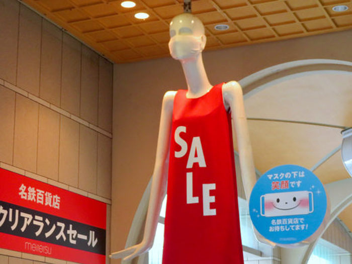 Нана-чан: гигантский манекен на входе японского универмага меняет наряды каждый месяц с 1973 года