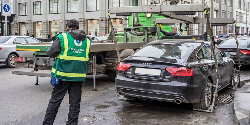 BMW и Mercedes: названы машины, которые чаще всего эвакуируются в Москве за стоянку без номеров