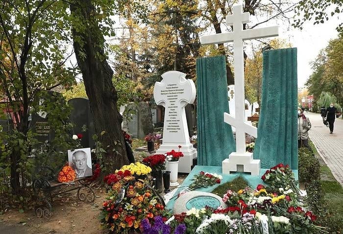 Православный крест и театральные кулисы: спустя год после ухода Марка Захарова на его могиле установили памятник. Как сейчас выглядит место, где похоронен режиссер (фото)