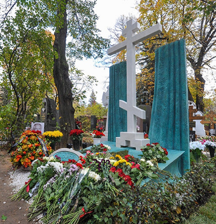 Православный крест и театральные кулисы: спустя год после ухода Марка Захарова на его могиле установили памятник. Как сейчас выглядит место, где похоронен режиссер (фото)