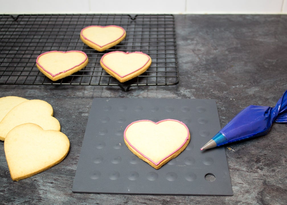 Отличный способ порадовать любимого: домашнее печенье в виде красочных сердечек
