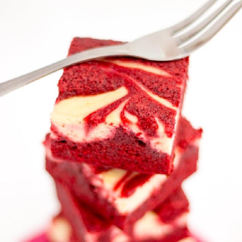 "Мраморные" пирожные с чизкейком и бисквитом "красный бархат": изумительное на вкус лакомство с ярким дизайном