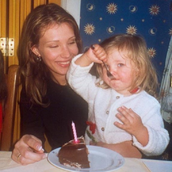 Тортик был очень вкусный. Дочка Евгения Кафельникова поделилась редким фото из своего детства