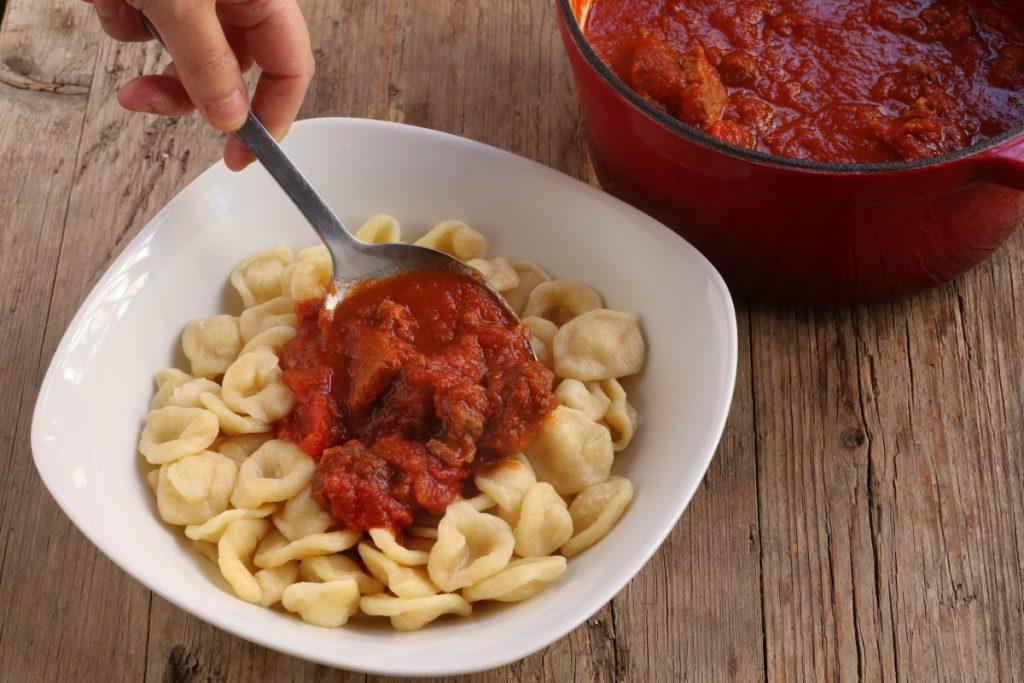 Три вида мяса, купаты, галушки из манки и томатный соус: рецепт вкусного рагу, который я привезла из Италии
