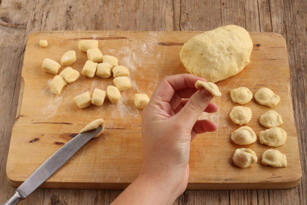 Три вида мяса, купаты, галушки из манки и томатный соус: рецепт вкусного рагу, который я привезла из Италии