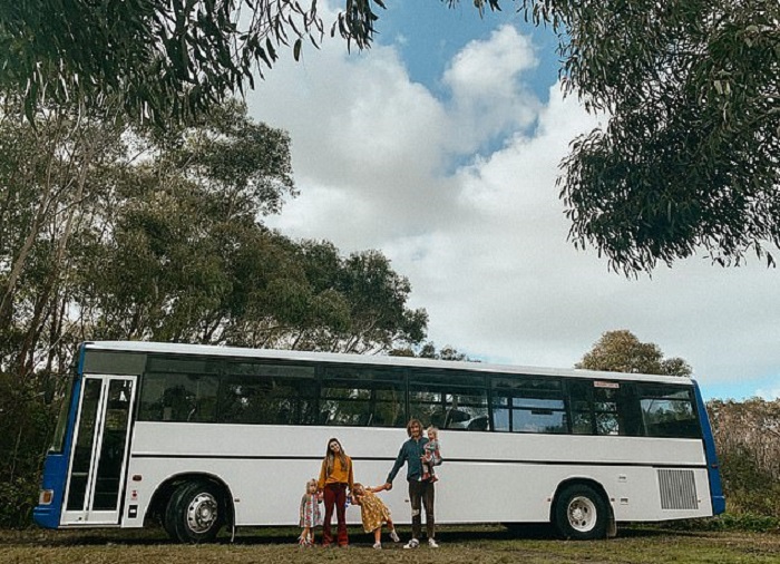 Дом там, где паркуемся: супруги колесят по Австралии на автобусе и воспитывают троих детей