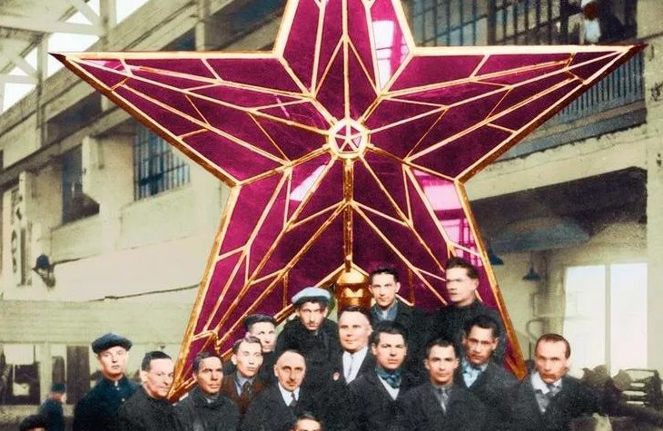85 лет назад Кремль украсили звездами: сначала они были медными, с уральскими самоцветами