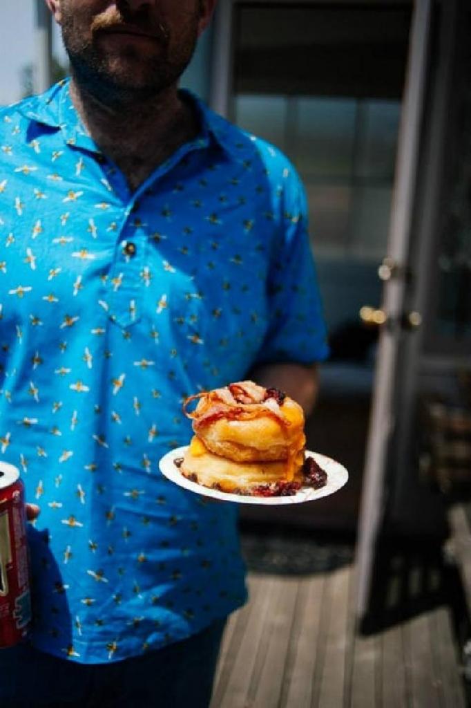 Суперсочный бургер с пончиками вместо булок: лакомство для тех, кто забыл о диете