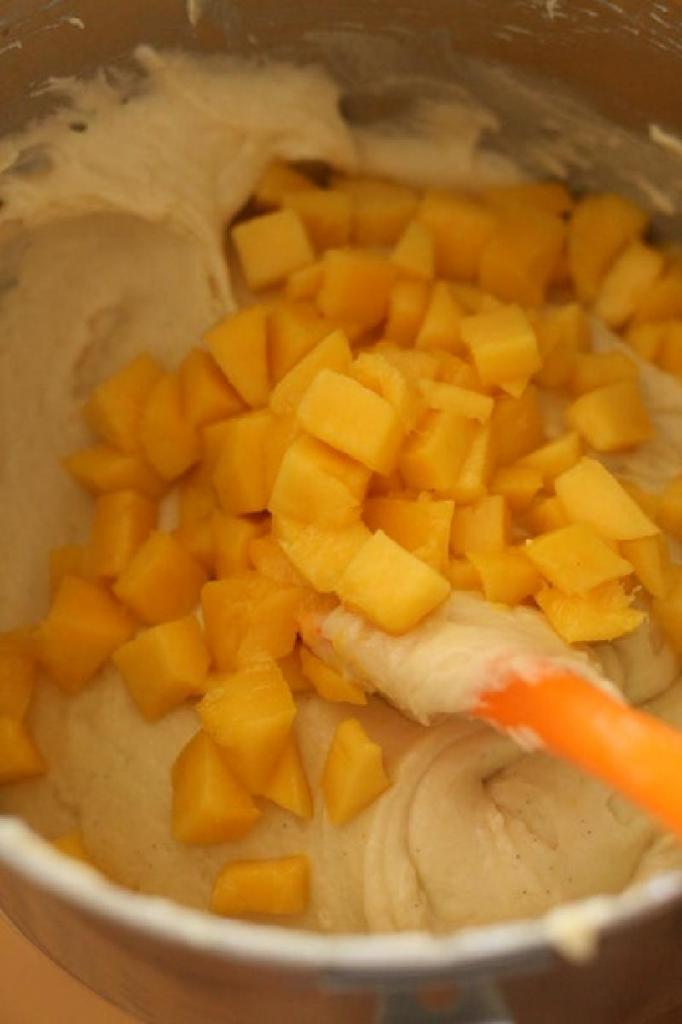 Ванильный кекс с кусочками манго и фруктовой пропиткой: ароматная выпечка