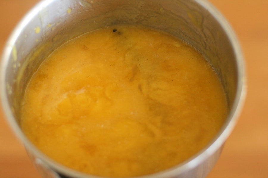 Ванильный кекс с кусочками манго и фруктовой пропиткой: ароматная выпечка