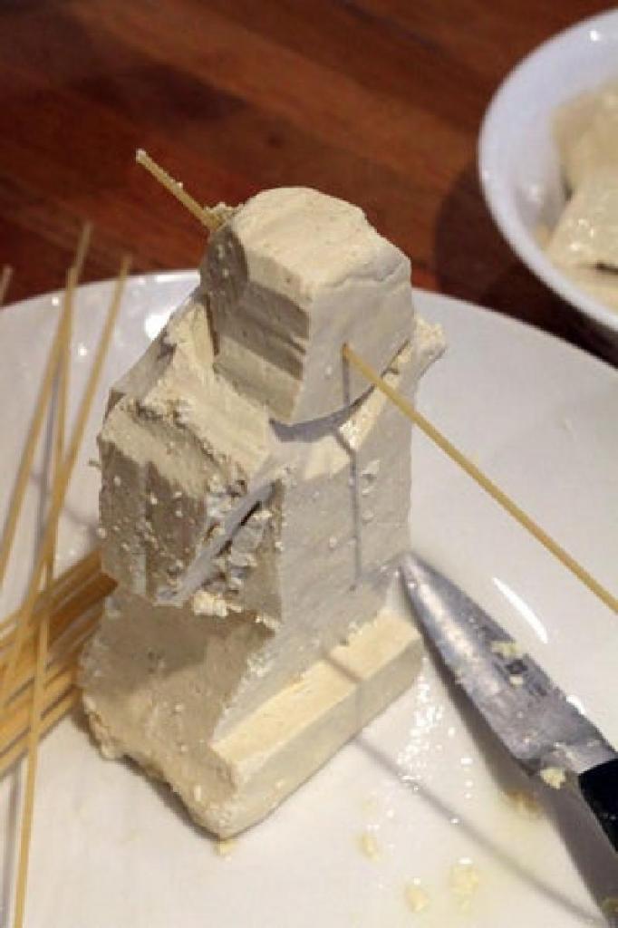 Блюдо, от которого не откажется ни один ребенок: "снежный человек" из спагетти, тофу и соуса