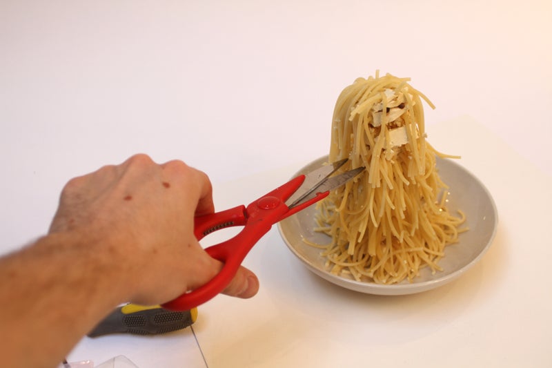 Блюдо, от которого не откажется ни один ребенок: "снежный человек" из спагетти, тофу и соуса