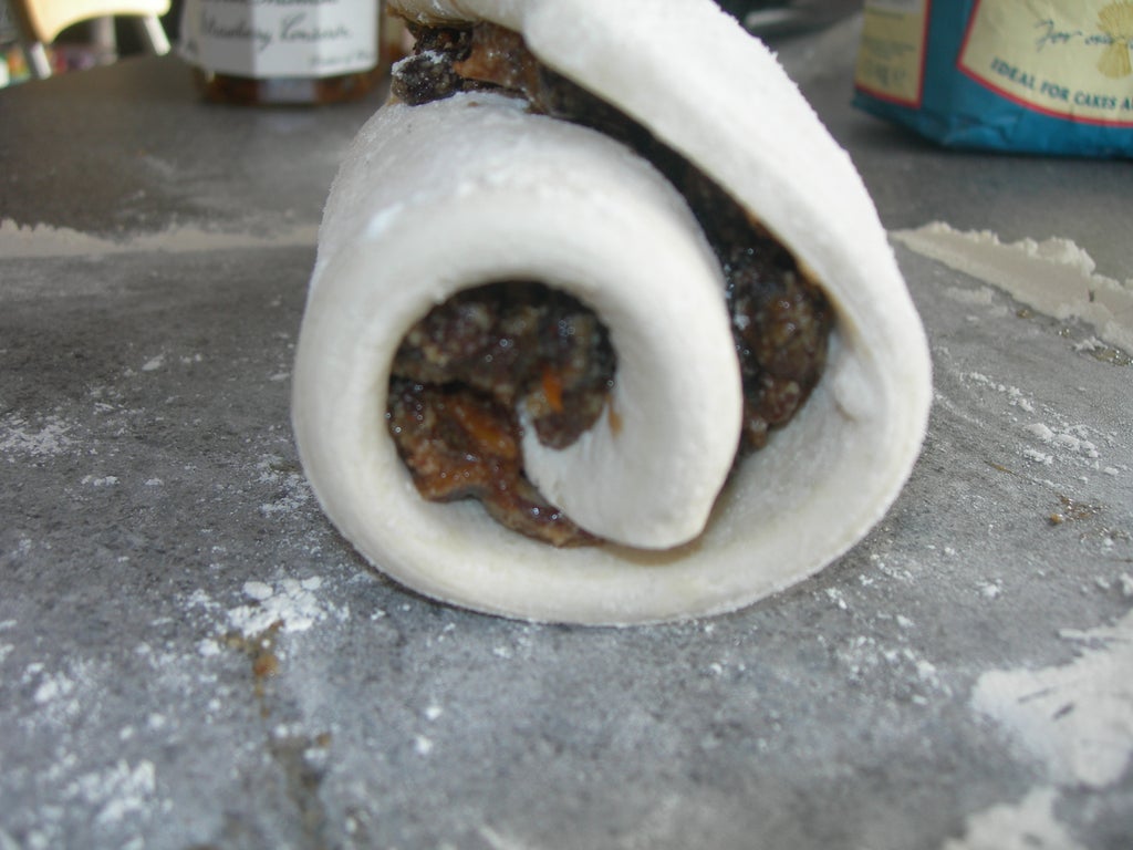 Слоеные спиральки с сухофруктами и корицей: выпечка, которая развеет осеннюю хандру