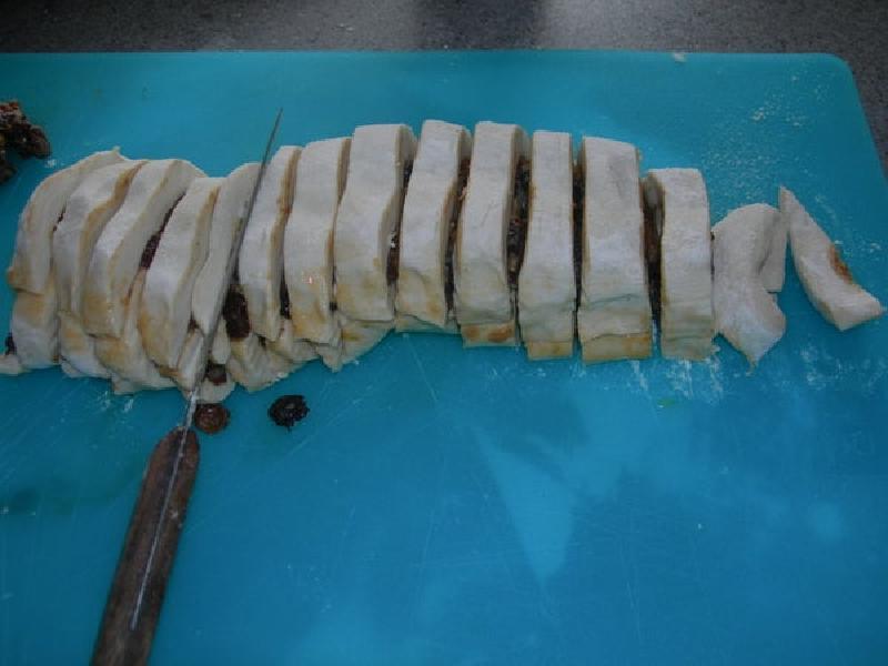 Слоеные спиральки с сухофруктами и корицей: выпечка, которая развеет осеннюю хандру