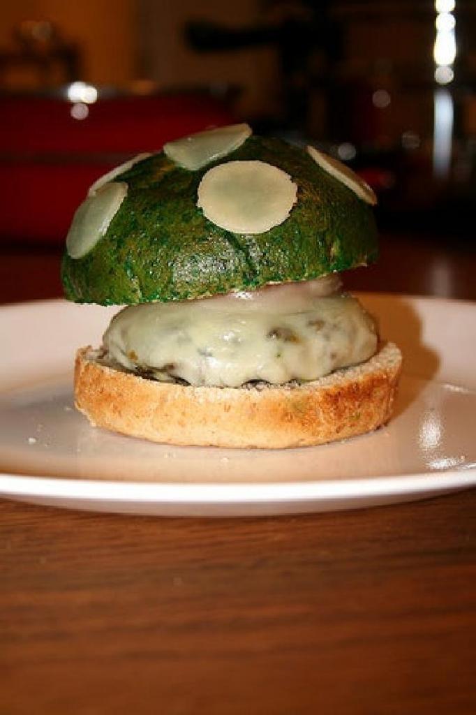 На радость деткам: готовим яркий гамбургер в виде зеленого грибочка