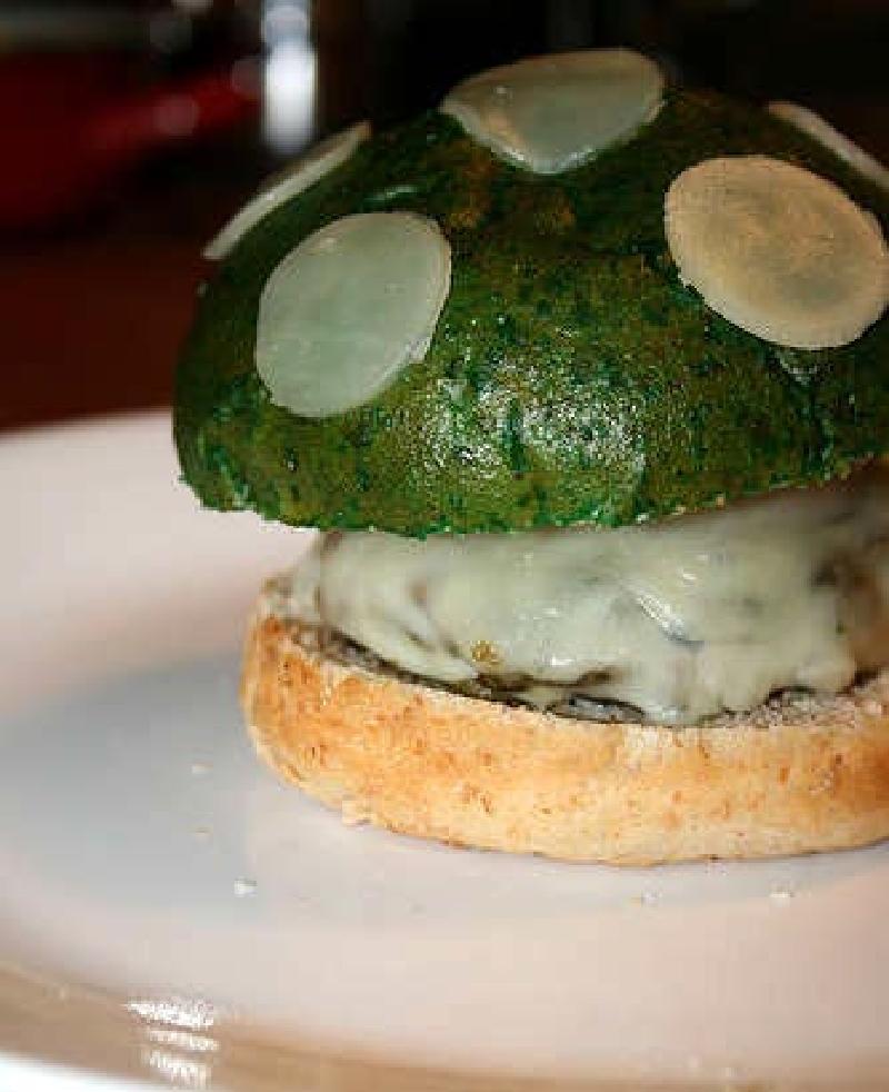 На радость деткам: готовим яркий гамбургер в виде зеленого грибочка