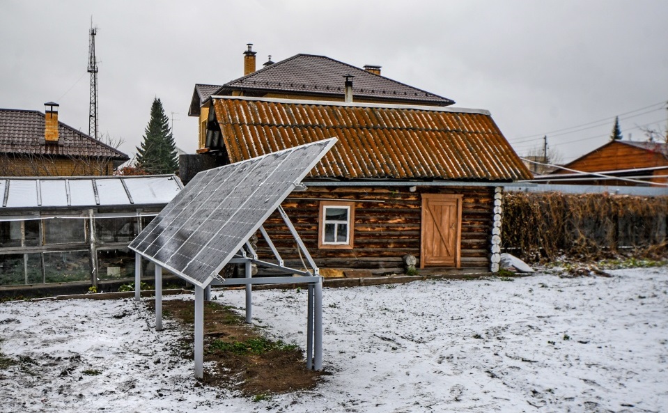 Уральская бабушка установила солнечную батарею на собственном огороде: теперь выключением электричества Валентину Ивановну не испугаешь