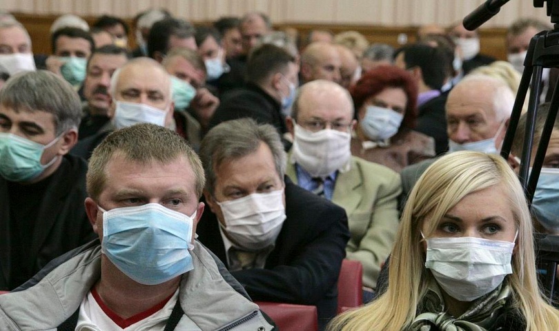"Надо помочь и бесплатно обеспечить": в России придумали способ заставить всех носить маски и перчатки