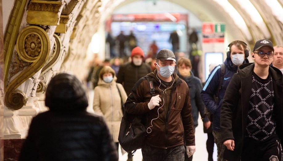 "Надо помочь и бесплатно обеспечить": в России придумали способ заставить всех носить маски и перчатки