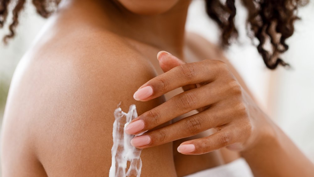Не вытирайтесь после душа и наносите лосьон на влажное тело: простое правило увлажнения кожи