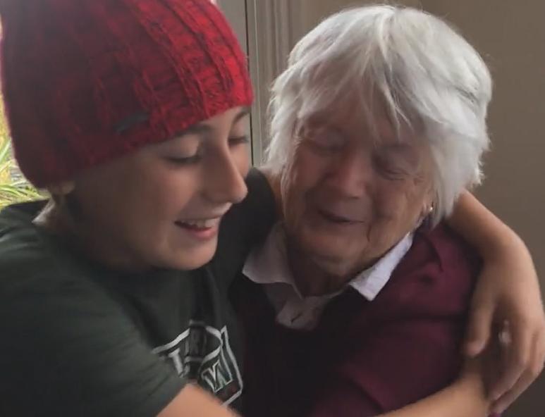 10-летний мальчик прошел 2700 км из Италии в Англию ради того, чтобы обнять свою 77-летнюю бабушку (фото)