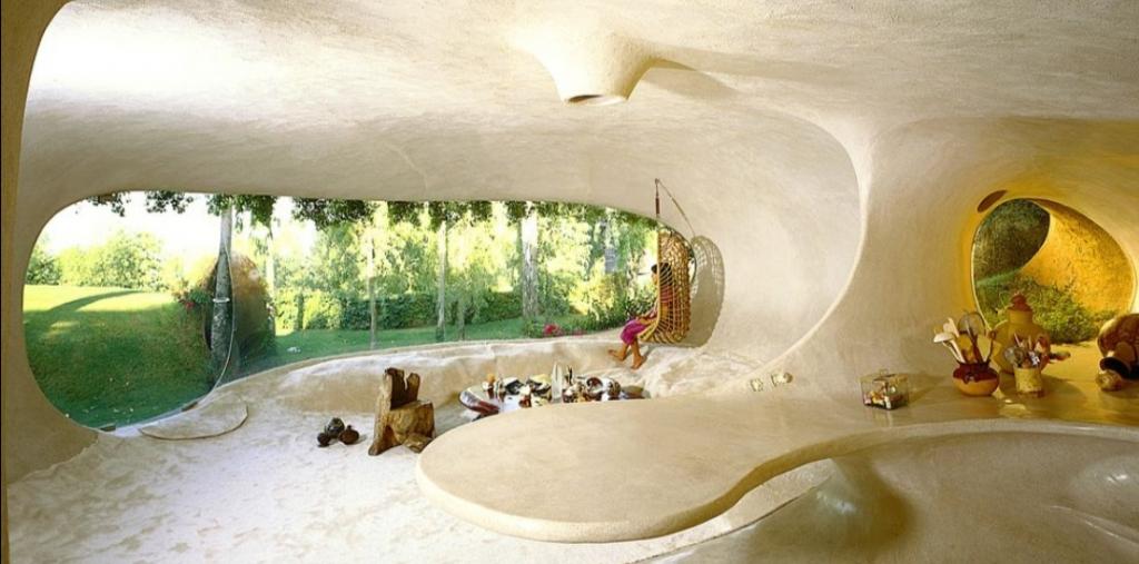 Уникальный подземный дом без углов: разглядеть его не так просто