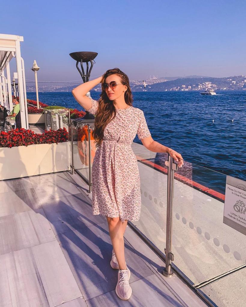 "Что я делаю в Стамбуле?": Анфиса Чехова устроила небольшую фотосессию в летнем платье и кроссовках
