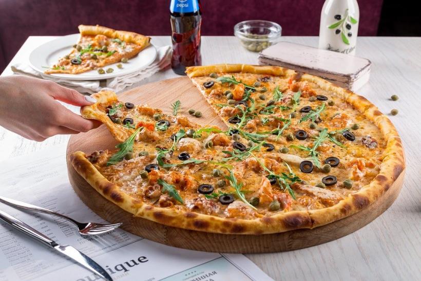 Пицца и прочая выпечка: гастроэнтеролог назвала самую вредную еду на "удаленке"