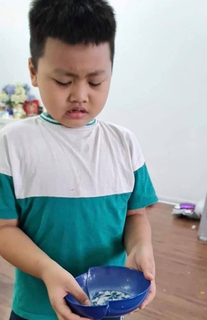Чтобы мама не ругала: мальчик нечаянно разбил тарелку, но нашел способ ее "восстановить"