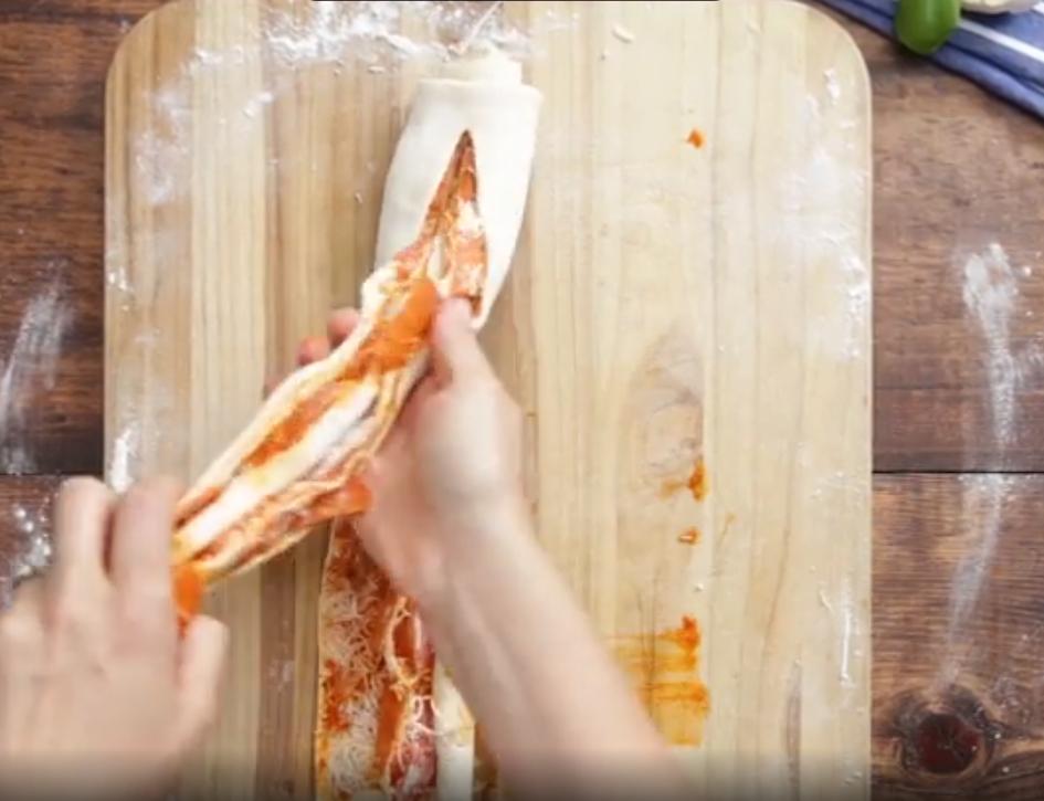 Люблю готовить пиццы нетрадиционной формы: недавно увидела в интернете, как итальянцы скручивают в плетенку классическую "Пепперони" и тоже решила попробовать