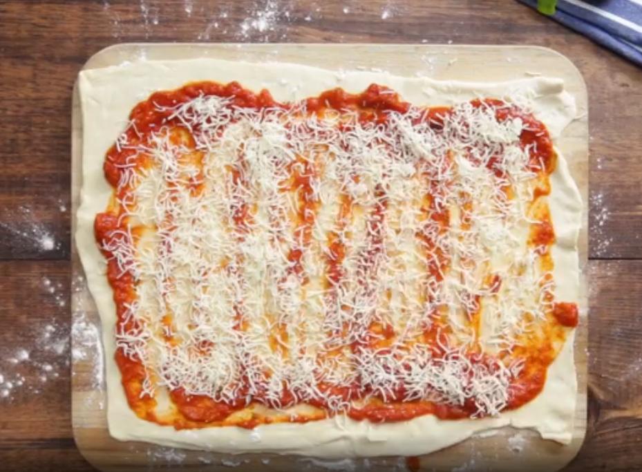 Люблю готовить пиццы нетрадиционной формы: недавно увидела в интернете, как итальянцы скручивают в плетенку классическую "Пепперони" и тоже решила попробовать