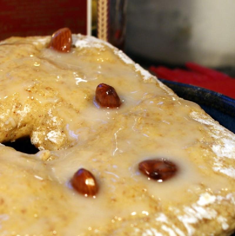 Миндальные булочки с медом или глазурью: воздушная выпечка к утреннему кофе