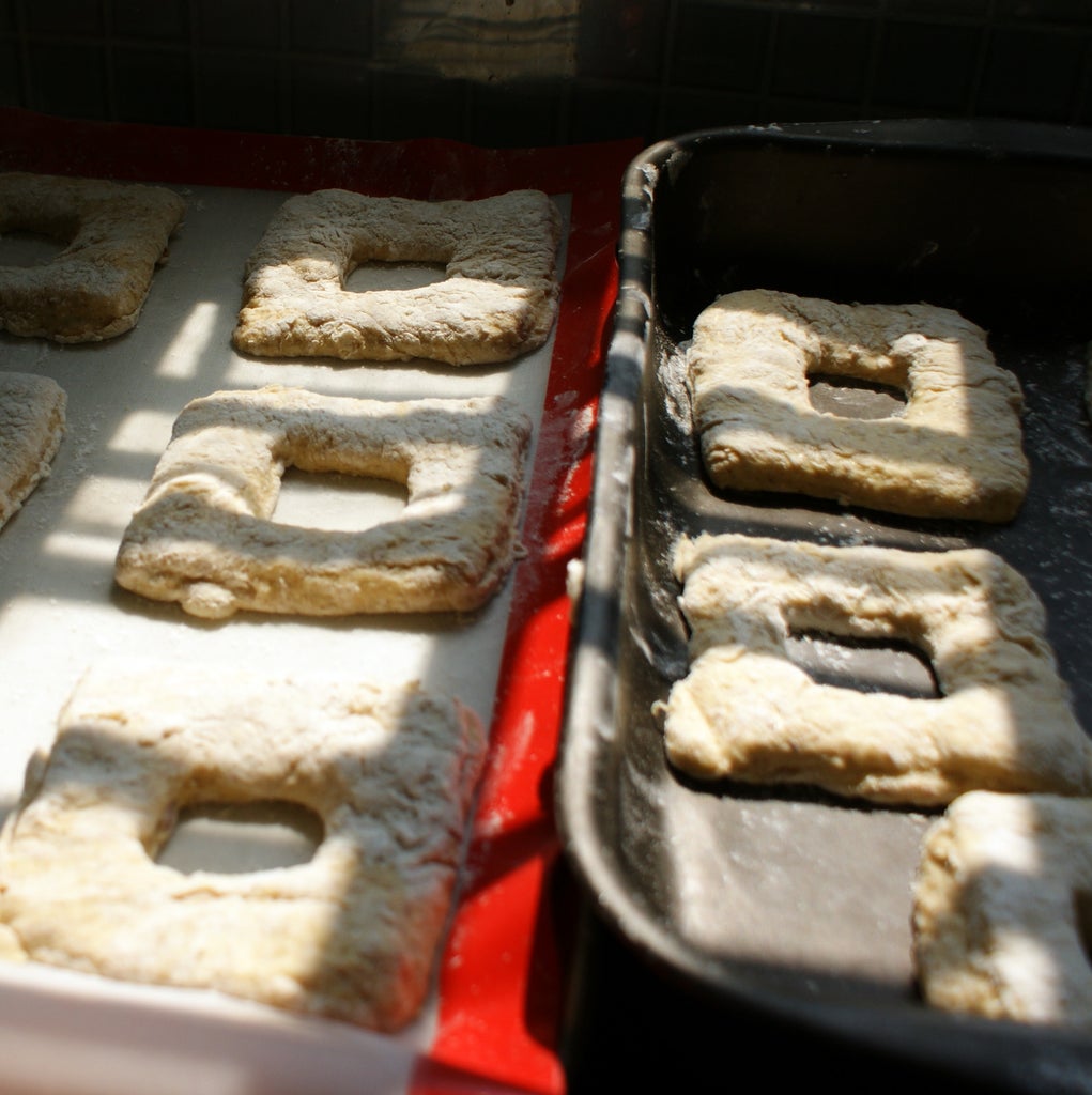 Миндальные булочки с медом или глазурью: воздушная выпечка к утреннему кофе