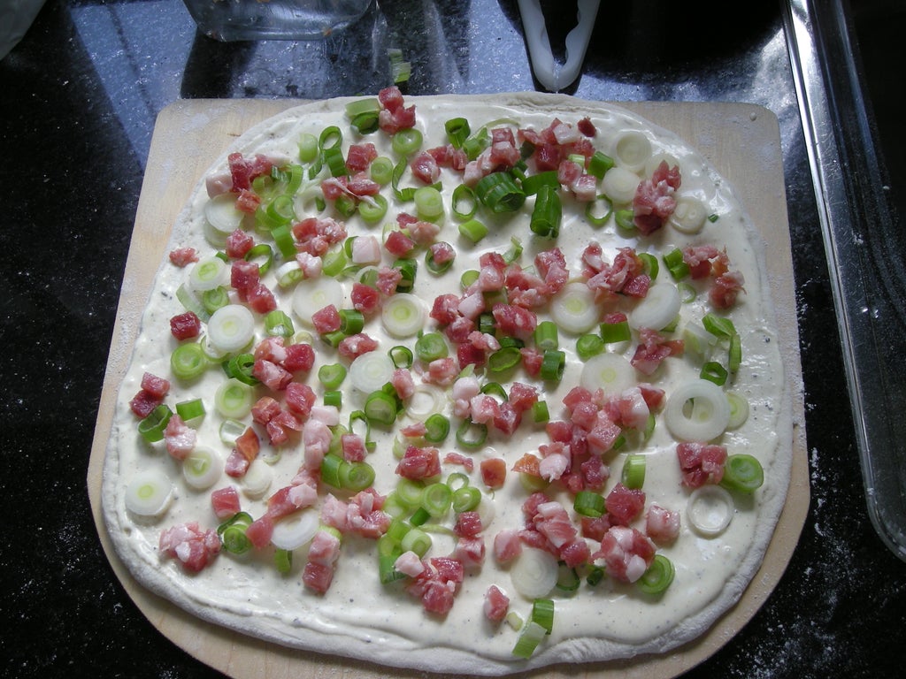 Домашняя пицца с ветчиной и зеленым лучком: из доступных ингредиентов можно приготовить настоящее итальянское блюдо