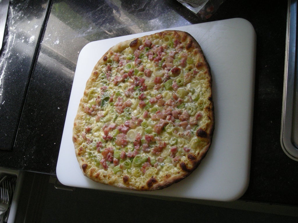 Домашняя пицца с ветчиной и зеленым лучком: из доступных ингредиентов можно приготовить настоящее итальянское блюдо