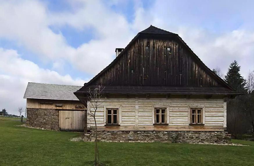 Мужчина купил дом, построенный почти 300 лет назад, и восстановил его, сохранив атмосферу старины (фото)